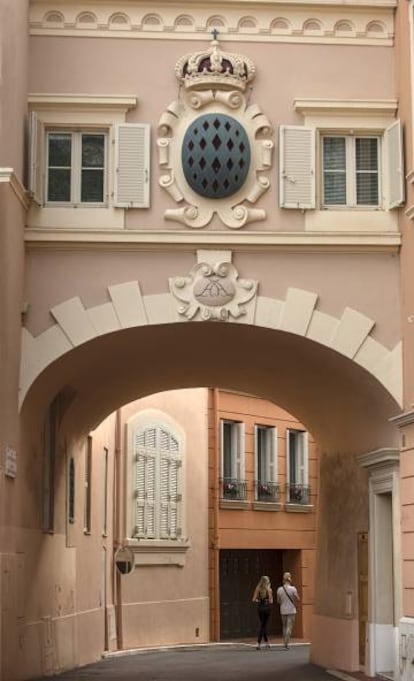 Uno de los arcos de entrada a la plaza del Palacio de Mónaco.