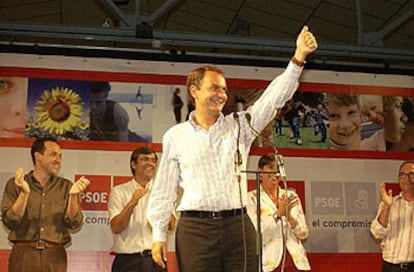 El presidente del Gobierno, José Luis Rodríguez Zapatero, anoche en el mitin de Mahón.