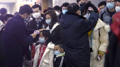 Control de temperatura a pasajeros procedentes de Wuhan en la estación de Hangzhou.