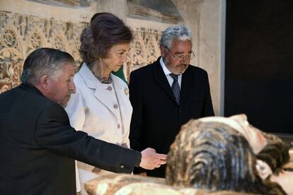 La reina Sofía, junto al secretario general de Las Edades del Hombre, Gonzalo Jiménez, y el comisario de la muestra Miguel Ángel Barbado (izquerda), durante la inauguración de la 22ª exposición de Las Edades del Hombre.