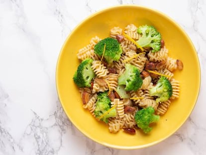 Pasta con brócoli, almendras y limón