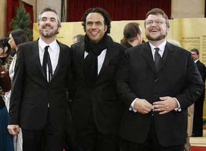 Los méxicanos Alfonso Cuarón, Alejandro González Iñárritu y Guillermo del Toro, de izquierda a derecha, a la llegada a la ceremonia.