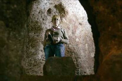 La empresaria Claudia Moller, en la bodega de origen romano donde se guardarán los vinos.