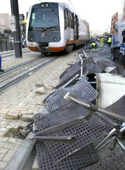 Desperfectos ocasionados por el tren tras descarrilar.