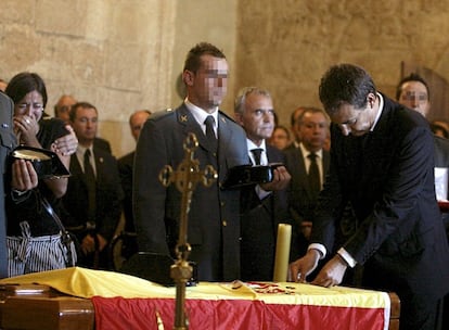 El presidente del Gobierno, José Luis Rodríguez Zapatero, condecora con la Cruz de Oro al Mérito de la Guardia Civil a los dos agentes asesinados ayer por ETA en Calvià.