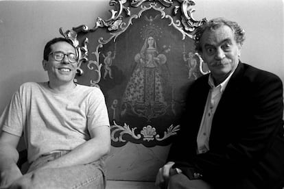 C&eacute;sar Aira (izquierda) y Fogwill, en Barcelona en 1998.