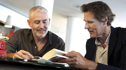 José Ángel Mañas (izquierda) y Jean-Laurent Poitevin hojeando un libro de Nouveaux Auteurs en Madrid.