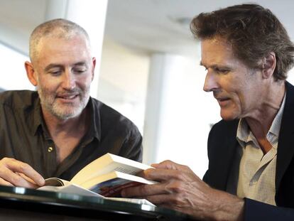 Jos&eacute; &Aacute;ngel Ma&ntilde;as (izquierda) y Jean-Laurent Poitevin hojeando un libro de Nouveaux Auteurs en Madrid.