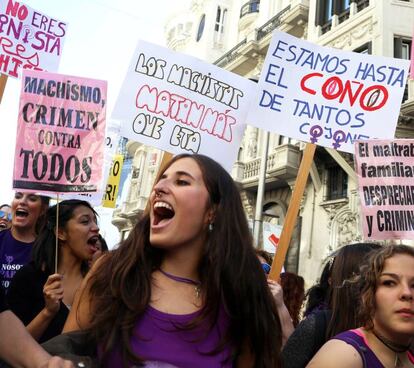 En la cabecera se escuchan gritos de "no estamos todas, faltan las muertas" y "la lucha será feminista o no será".