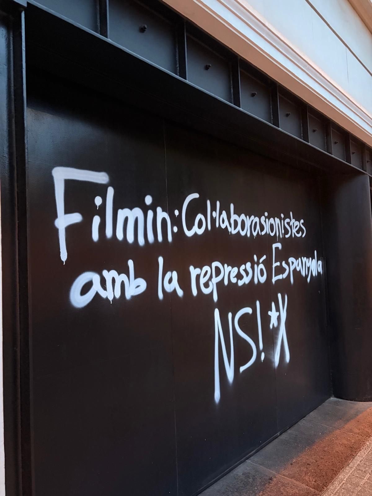 La sede de Filmin amanece con pintadas después del boicot por un documental sobre los altercados del ‘procés’