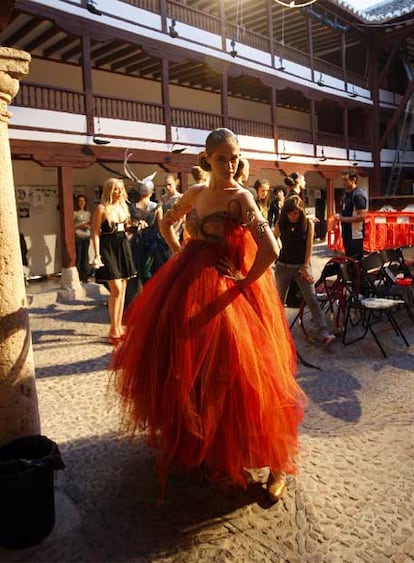 Martina Klein, con un traje de Jesús del Pozo en Almagro.