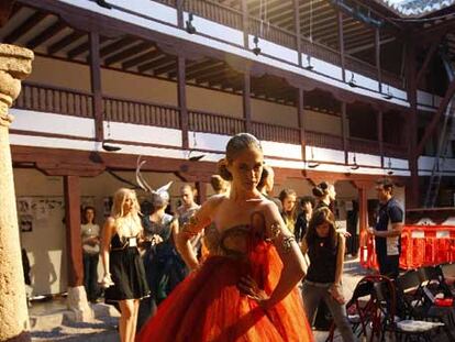 Martina Klein, con un traje de Jesús del Pozo en Almagro.