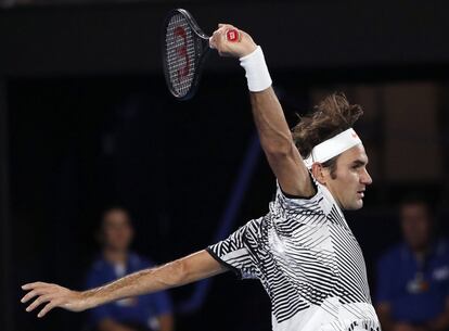 El tenista suizo Roger Federer devuelve la pelota.