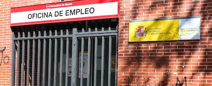 Rejas en las puertas de una Oficina de Empleo cerrada.