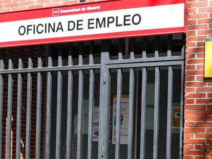 Rejas en las puertas de una Oficina de Empleo cerrada.