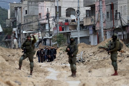 Habitantes del campamento de refugiados de Nur Shams, en Tulkarem, abandonan sus hogares, vigilados por soldados israelíes, el pasado febrero.