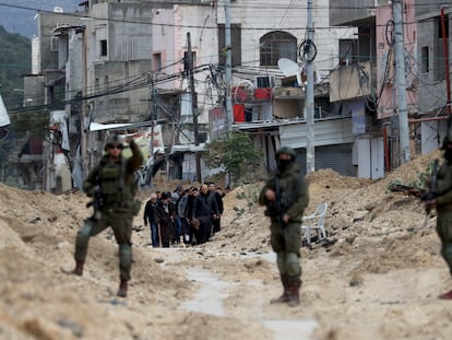 Habitantes del campamento de refugiados de Nur Shams, en Tulkarem, abandonan sus hogares, vigilados por soldados israelíes, el pasado febrero.