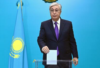 El presidente de Kazajistán, Kasim Yomart Tokayev, votaba en las elecciones presidenciales de ayer domingo.