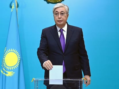 El presidente de Kazajistán, Kasim Yomart Tokayev, votaba en las elecciones presidenciales de ayer domingo.