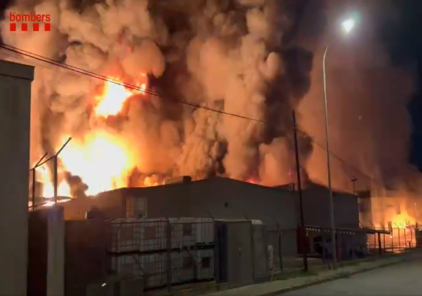 Un incendio en las naves industriales de Polinyà (Barcelona) obliga a confinar más de cuatro horas a la población 