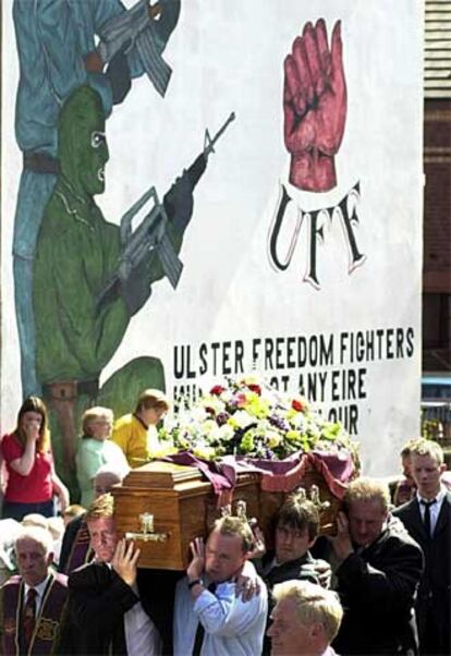 Entierro en Belfast de un paramilitar muerto en una pelea lealista en 2000.