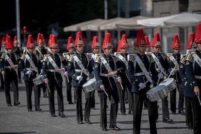 El funeral de Estado se ha celebrado en la catedral metropolitana, al que asistieron sus familiares, amigos, autoridades de los distintos colores políticos y líderes internacionales. En la imagen, parte de la banda de guerra que ha escoltado el féretro de Piñera a la catedral metropolitana de Santiago.