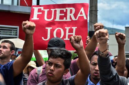 Estudiantes participan en las manifestaciones antigubernamentales con la etiqueta #FueraJOH, por las iniciales del nombre del presidente hondureño Juan Orlando Hernánez.