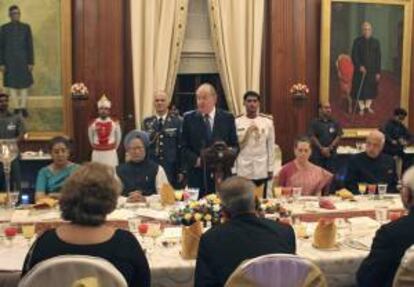 Fotografía facilitada por la Casa del Rey de don Juan Carlos, junto al primer ministro indio, Manmohan Singh (2i), durante el discurso que ha pronunciado en la cena que le ha ofrecido el presidente indio, Pranab Mujerjee, dentro de su visita oficial a la India.