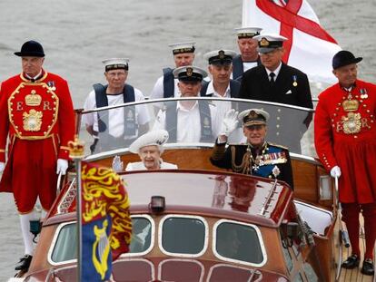 La reina Isabel II y su marido, el príncipe Felipe, en la celebración en el Támesis.