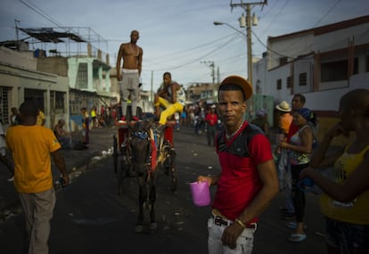 A visita do secretário de Estado dos EUA a Havana para a reabertura da embaixada norte-americana em Cuba completa formalmente um episódio diplomático, mas todos se perguntam pelas mudanças: quais, como, quando. Na foto, as pessoas nas ruas de Santiago depois de um show durante o carnaval realizado no final de julho de 2015.