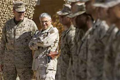 El general George Casey (con uniforme más claro) con el coronel de <i>marines</i> Stephen W. Davis, el pasado febrero en Irak.