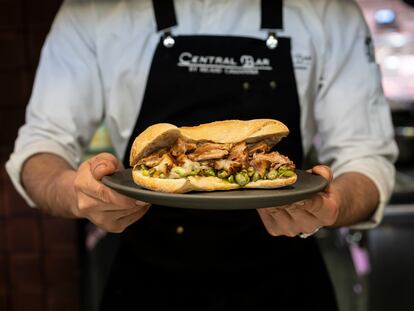 El modernista Mercat Central de Valencia alberga el Central Bar del cocinero Ricard Camarena (dos estrellas Michelin) donde se sirve esta ‘pataqueta’ (bocadillo en forma de media luna) con carne de costilla y habitas para almorzar.  