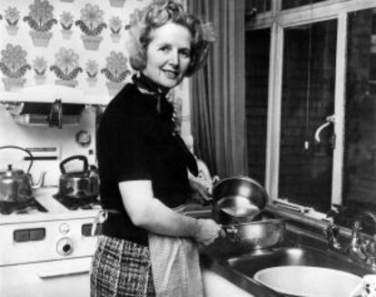 Margaret Thatcher en la cocina de su casa de Londres después de ser elegida líder del Partido Conservador en febrero de 1975.