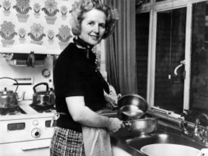 Margaret Thatcher en la cocina de su casa de Londres después de ser elegida líder del Partido Conservador en febrero de 1975.