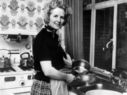 Margaret Thatcher en la cocina de su casa de Londres después de ser elegida líder del Partido Conservador en febrero de 1975.