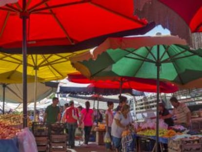 Un colorido mercado en la isla de Gokceada, una de los islas turcas habitadas en el Egeo.