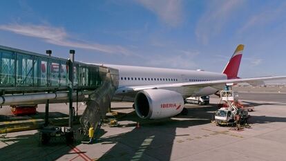 Repostaje en un avión de Iberia.