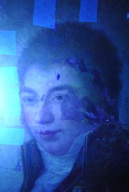 Detalle del retrato de Godoy en una imagen realizada con lámpara ultravioleta para comprobar los daños más internos del óleo.