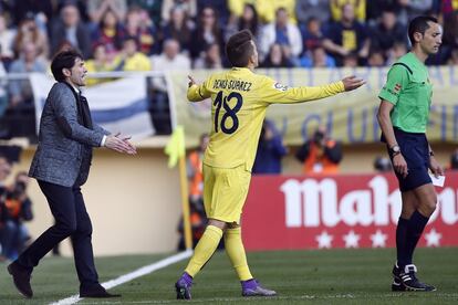 Marcelino reacciona en presencia del arbitro, Jose María Sánchez.