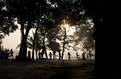 Un grupo de personas hace deporte al amanecer en el parque Kandanwgyi en Yangon (Myanmar).