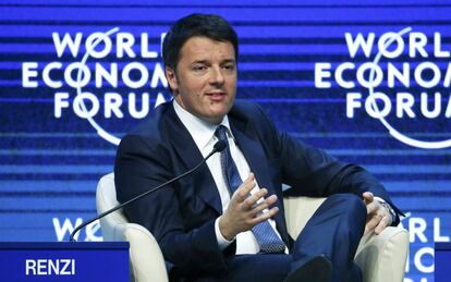 Matteo Renzi, primer ministro italiano, interviene en un foro sobre liderazgo en Davos.