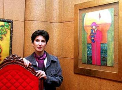 Latifa Chentouf, junto a uno de sus cuadros.