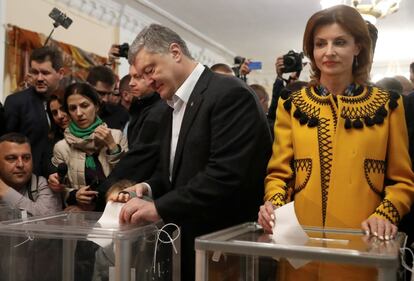 El actual presidente de Ucrania, Petro Poroshenko, y su mujer, Marina, votan en un colegio electoral en Kiev.