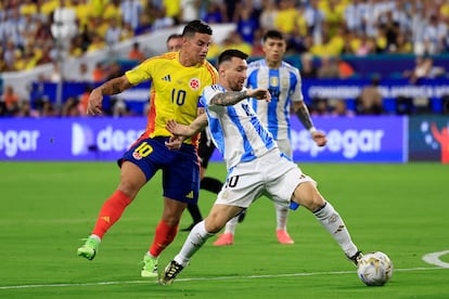 James Rodríguez choca con Lionel Messi, ambas figuras de su selección que marcaron el ritmo del torneo. 