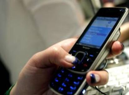 El programa de envío de SMS está dirigido a los brasileños que viajan a otros países para hacer turismo, realizar estudios o negocios y que en caso de emergencia no poseen una red de contactos en el exterior a la que acudir en busca de ayuda. EFE/Archivo