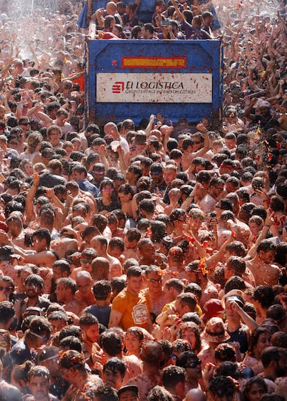 Una multitud arroja tomates durante el festival anual de la tomatina de Buñol.
