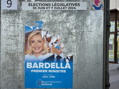 Cartel electoral del partido de extrema derecha Reagrupamiento Nacional para las elecciones legislativas en Francia, en un barrio de París, el 23 de junio.