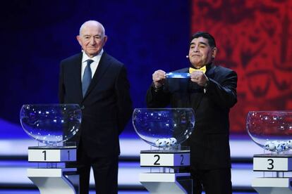 Diego Maradona enseña el nombre de España en el Sorteo del Mundial de Rusia.