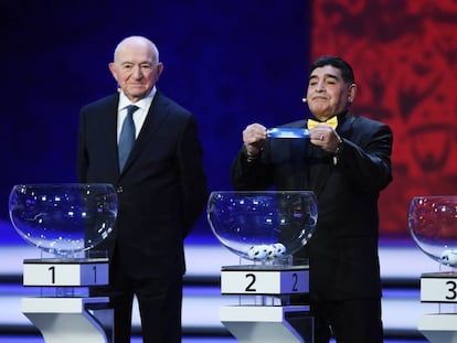 Diego Maradona ense&ntilde;a el nombre de Espa&ntilde;a en el Sorteo del Mundial de Rusia.