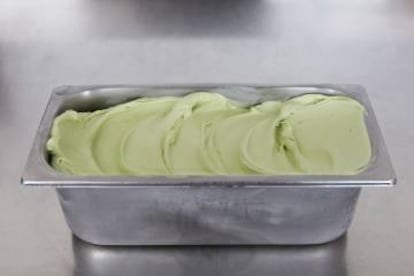 Una cubeta con helado de té matcha.